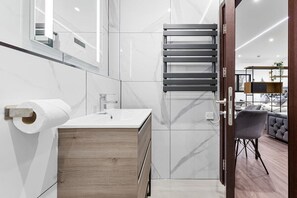 Dusj, hårføner og håndklær