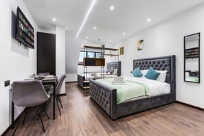 1 bedroom, iron/ironing board, WiFi, bed sheets - Modern Spacious Suite Sleeps 4 in Central London (Greater London)