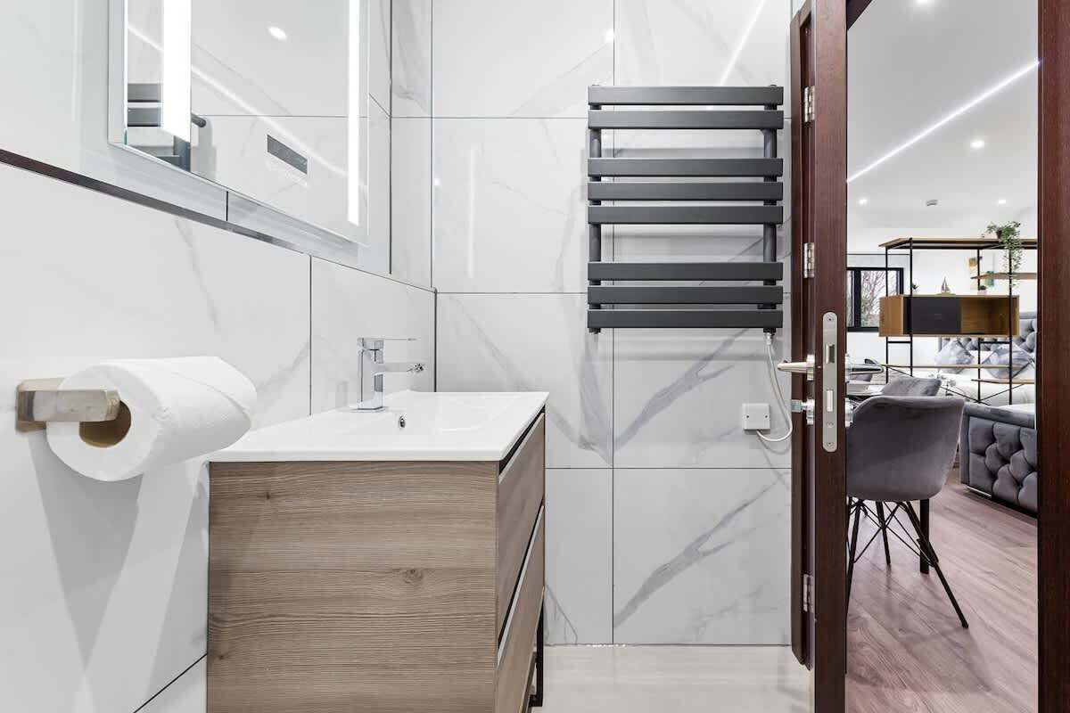 Shower, hair dryer, towels, shampoo