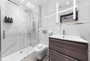 Douche, sèche-cheveux, serviettes fournies, shampoing