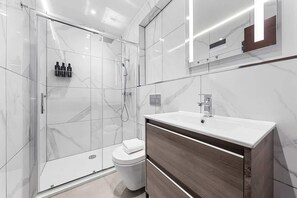 Shower, hair dryer, towels, shampoo - Luxury Spacious 2 person Suite in North London (London)
