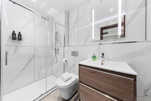 Dusche, Haartrockner, Handtücher