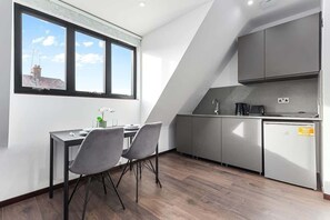 Een koelkast, een microgolfoven, een oven, een kookplaat