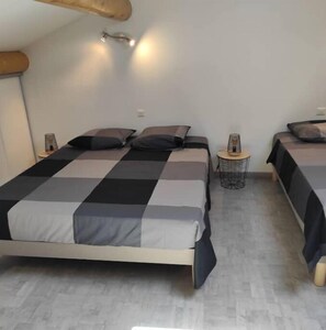 1 Schlafzimmer, Schreibtisch, Bügeleisen/Bügelbrett, Reisekinderbett