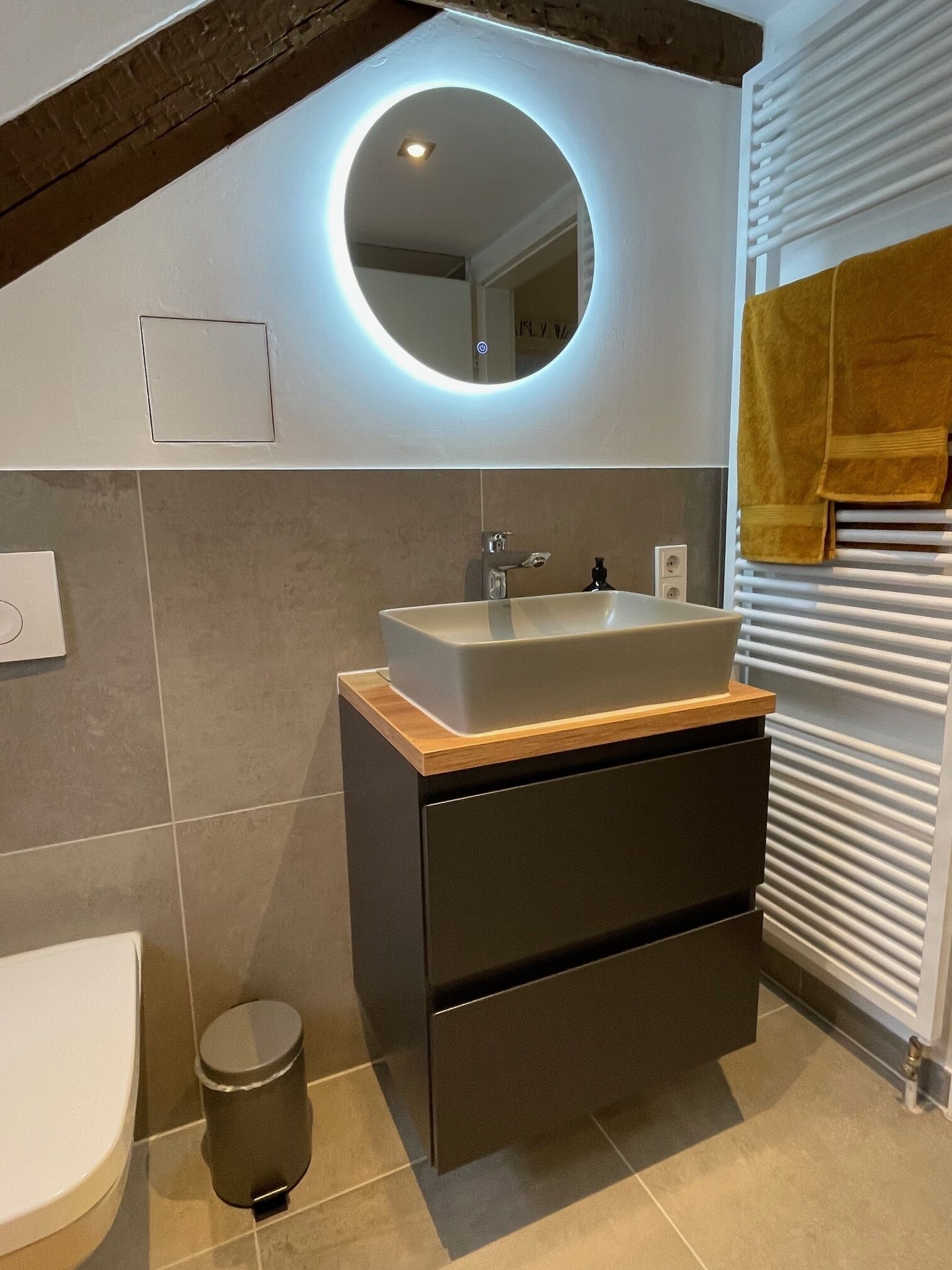 Een douche, een haardroger, handdoeken, zeep