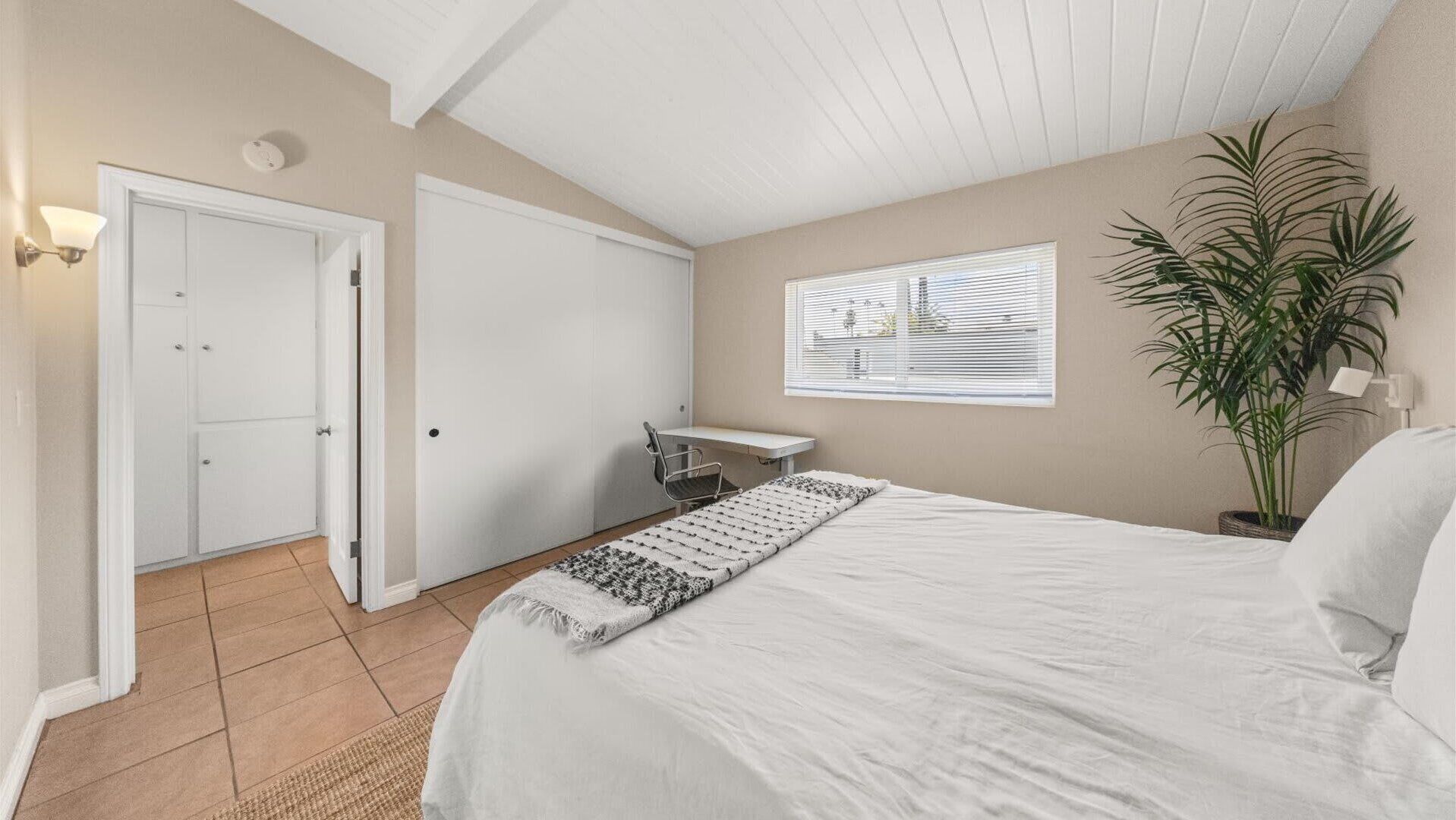 1 bedroom, desk, iron/ironing board, WiFi