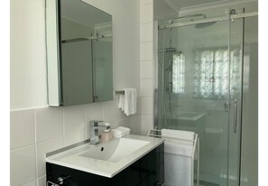Douche, sèche-cheveux, serviettes fournies, savon