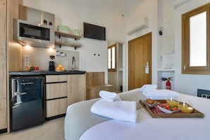 Fridge, microwave, stovetop, coffee/tea maker