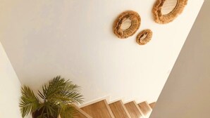 A staircase with wooden steps and a potted plant on the left. - Atemberaubende Villa Palmeral in Corralejo mit Whirlpool & Beheizten Privatpool (La Oliva)