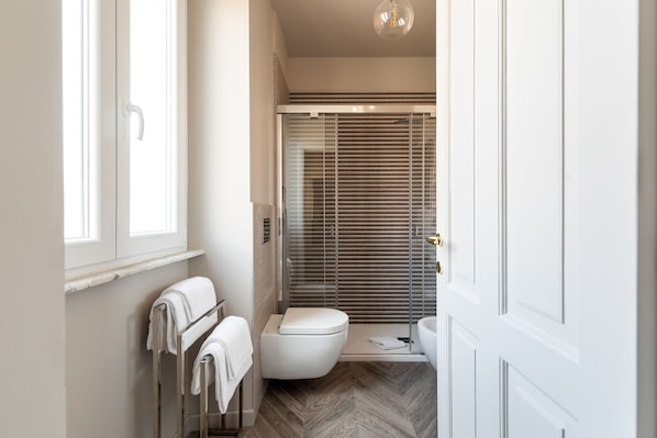 Dusche, Haartrockner, Bidet