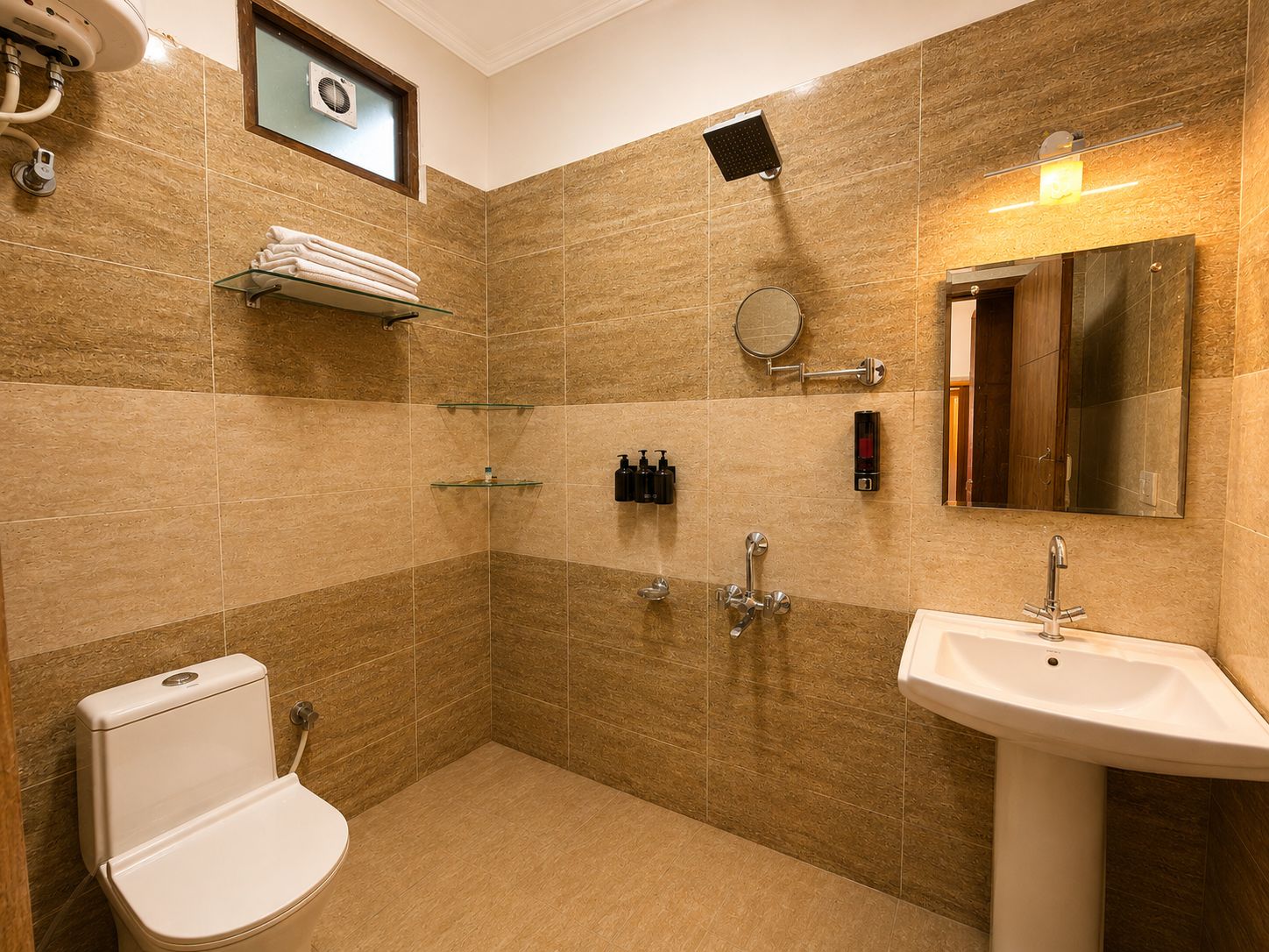 Un baño moderno con inodoro, lavamanos, ducha y espejo.