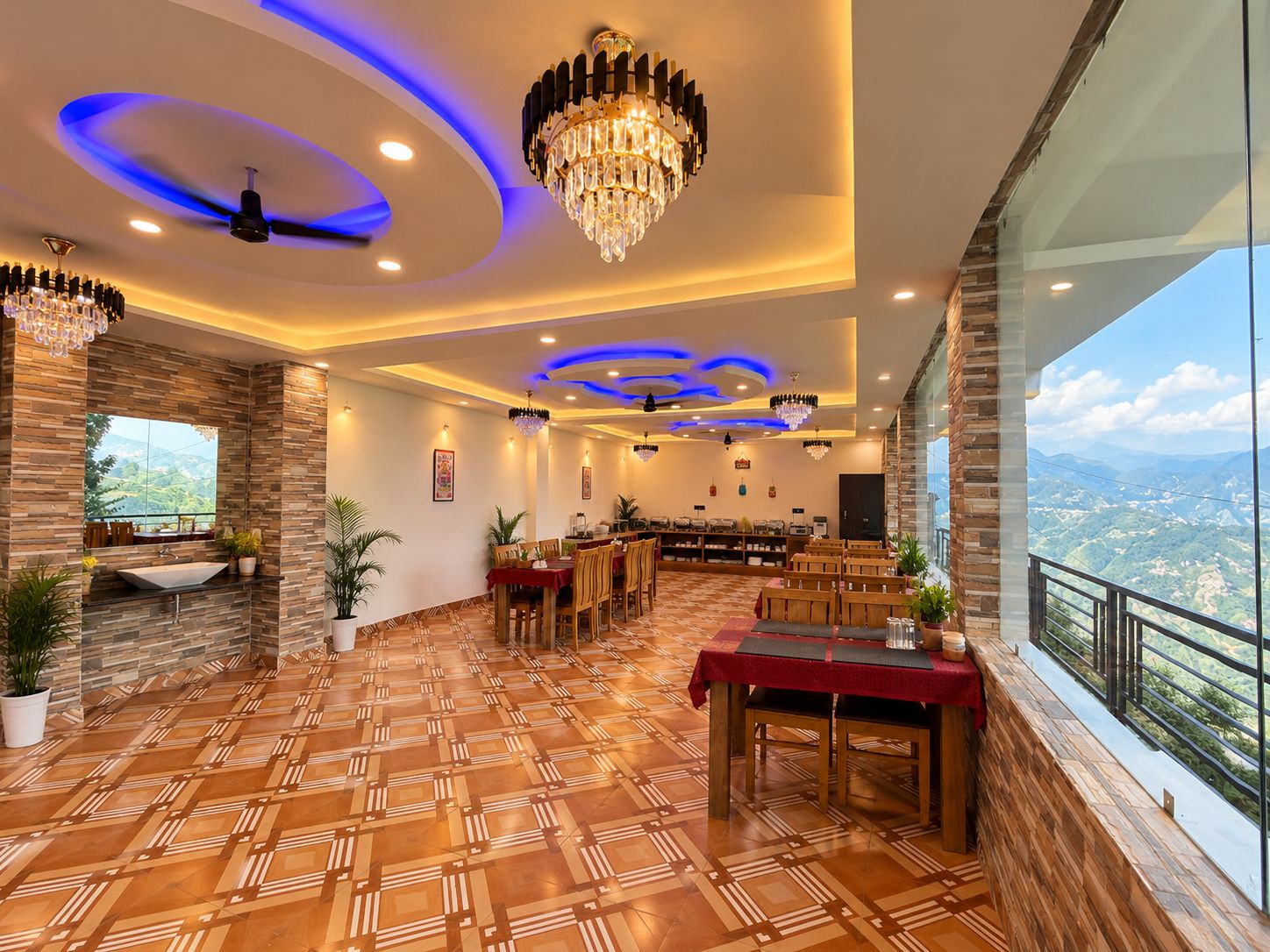 Un comedor amplio con techo alto, candelabros y vistas del paisaje.