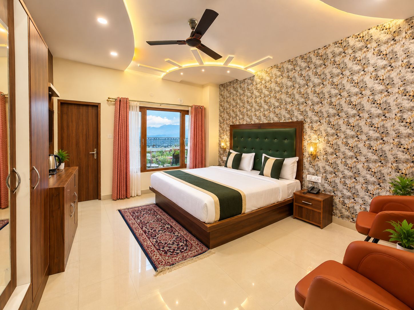 Quarto de hotel com cama, escrivaninha, cadeira, ventilador de teto e vista para o exterior.