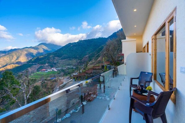 Balcony view - Hotel Luxmi Vilas Inn (Dhanaulti)