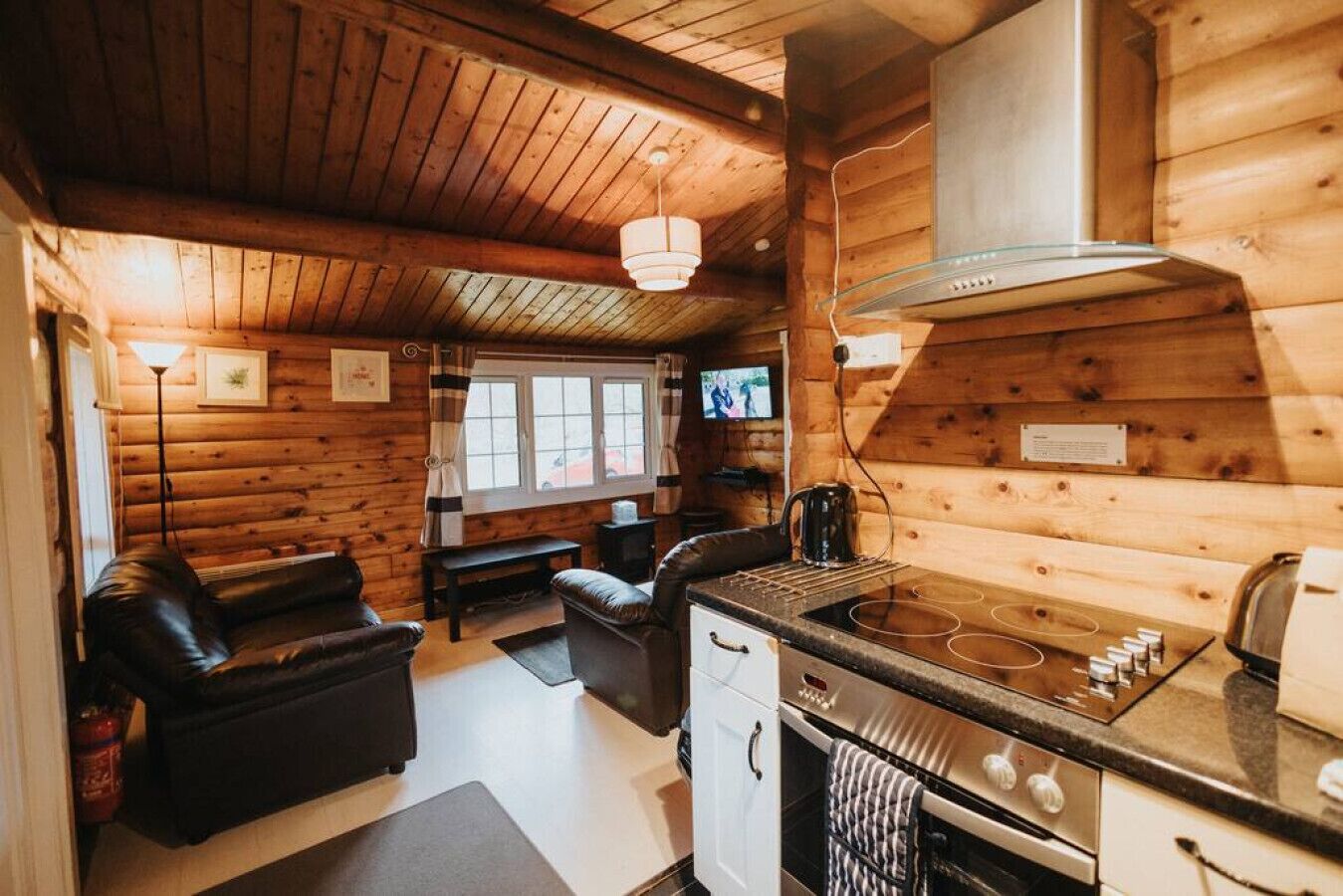 Comfort Cabin | Private kitchen | Full-sized fridge, microwave, oven, stovetop