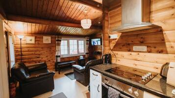 Comfort Cabin | Private kitchen | Full-sized fridge, microwave, oven, stovetop