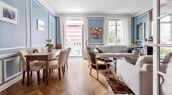 TV, fireplace - Appartement Familial Luxueux Proche du Trocadéro - Parfait Pour les JO (Paris)