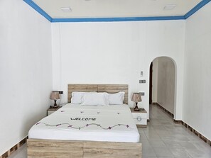 ファミリー 4 人部屋 ベッド (複数台) ガーデンビュー 1 階 | 客室ごとに異なる装飾、客室ごとに異なるインテリア、デスク、ノートパソコン用作業スペース