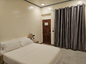 Standaard kamer, 1 twee- of 2 eenpersoonsbedden | Individueel gedecoreerd, individueel gemeubileerd, een bureau