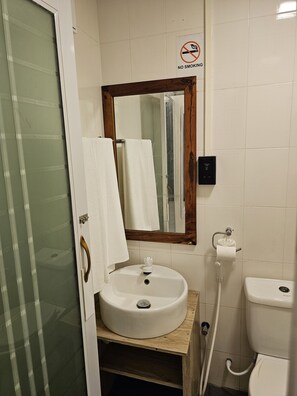 Standard Double or Twin Room | Bathroom