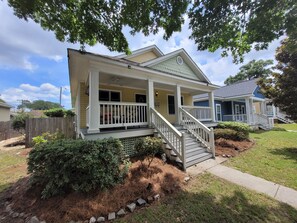 Exterior - Quiet & Cozy Room with Private Bath (Savannah)