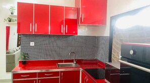 ثلاجة، ميكروويف، فرن، موقد طهي مسطح