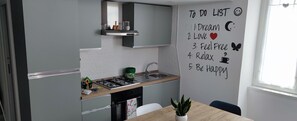 Frigorifero, microonde, forno, piano cottura