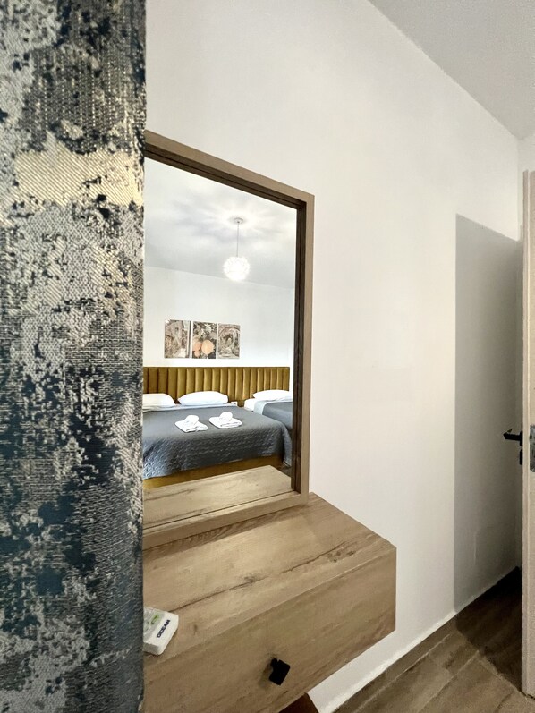 1 dormitorio, tabla de planchar con plancha, wifi y ropa de cama