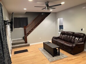 Smart TV - Nice neighborhood, close to downtown area, lakes, and parks. (Pontiac)