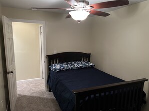 3 bedrooms, free WiFi, bed sheets - Nice neighborhood, close to downtown area, lakes, and parks. (Pontiac)