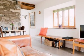 智能電視、DVD 播放機、書籍、影像庫