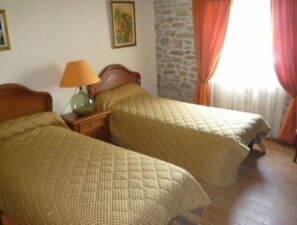 1 chambre, bureau, lit parapluie, draps fournis