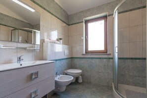 Classic House, Kitchen, Garden View | Bathroom | Free toiletries, hair dryer, bidet, towels - Villa Bali (Kastelir-Labinci)