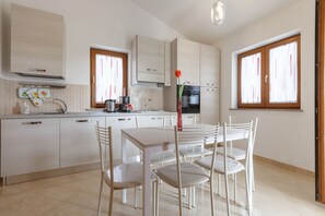 Classic House, Kitchen, Garden View | Private kitchen | Oven, toaster, cookware/dishes/utensils, cleaning supplies - Villa Bali (Kastelir-Labinci)