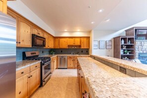 Coffee/tea maker, fridge, microwave, oven - Stunning Treasury Point condo, 3BD/3BA+Hot Tub! (Mt. Crested Butte)