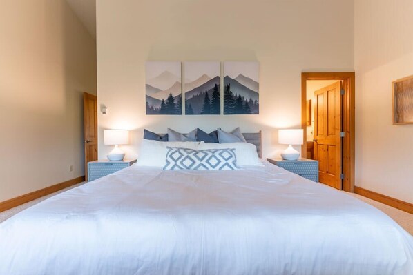 3 bedrooms, desk, iron/ironing board, travel crib - Stunning Treasury Point condo, 3BD/3BA+Hot Tub! (Mt. Crested Butte)