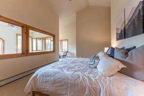 3 bedrooms, desk, iron/ironing board, travel cot - Stunning Treasury Point condo, 3BD/3BA+Hot Tub! (Mt. Crested Butte)