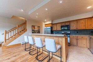 Coffee/tea maker, fridge, microwave, oven - Stunning Treasury Point condo, 3BD/3BA+Hot Tub! (Mt. Crested Butte)