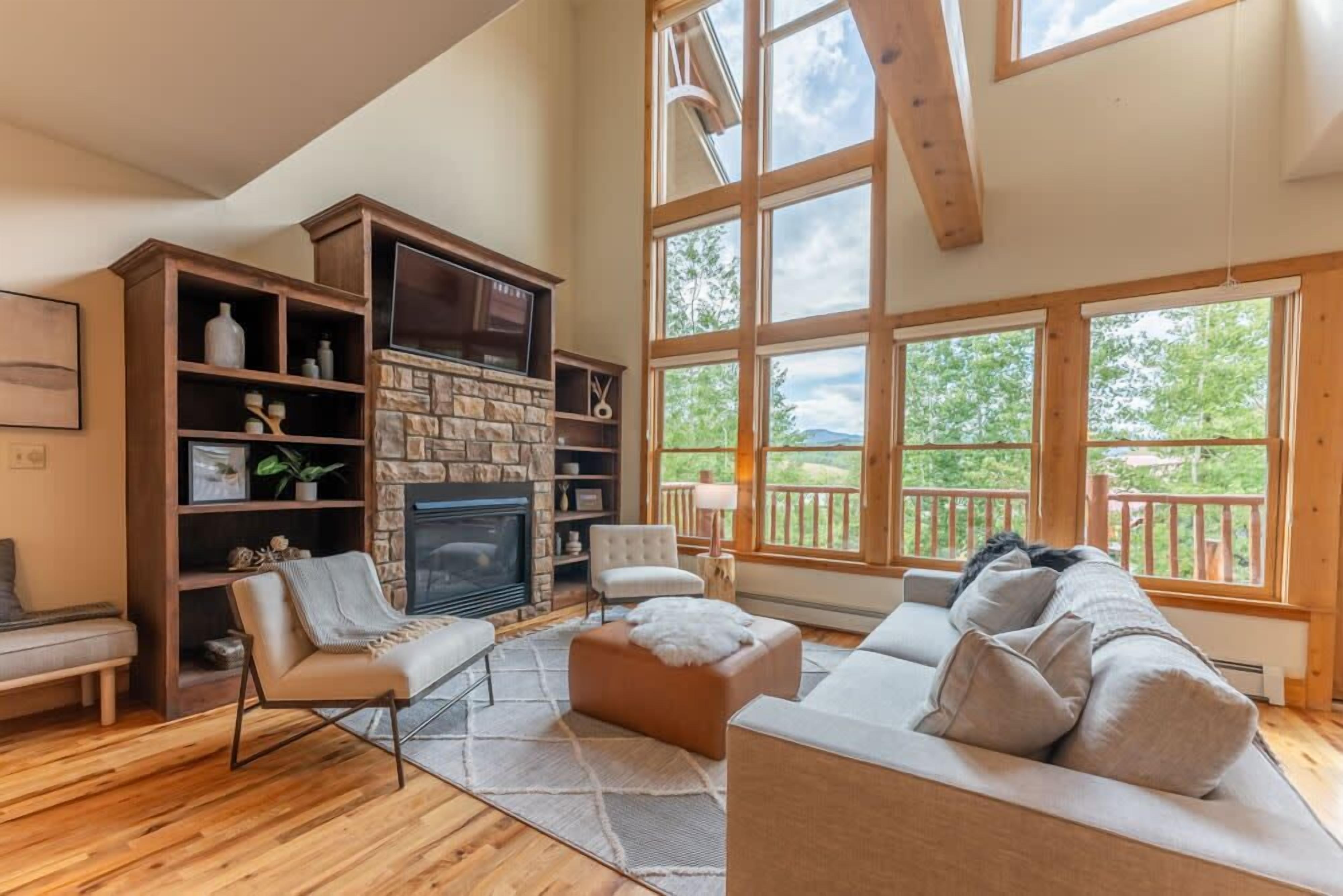 Stunning Treasury Point condo, 3BD/3BA+Hot Tub!