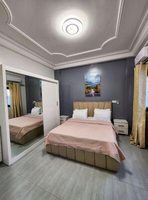 2 slaapkamers, een bureau, een strijkplank/strijkijzer, gratis wifi