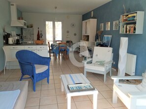 TV - Holiday Home for 6 in La Tranche sur Mer (La Tranche-sur-Mer)