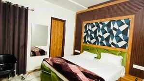 Un dormitorio moderno con cama, ventilador de techo, espejo y cabecera de diseño geométrico.
