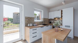 Fridge, oven, dishwasher, coffee/tea maker