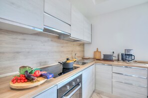 Family Apartment, Multiple Bedrooms, Mountainside (Casa Scott) | Private kitchen
