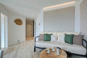 Family Apartment, Multiple Bedrooms, Mountainside (Casa Scott) | Living area - Casa Scott (Riva del Garda)