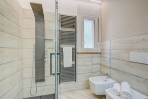 Apartamento família, vários quartos, ao lado da montanha (Casa Scott) | Banheiro | Chuveiro, secador de cabelo, bidê, toalhas de banho