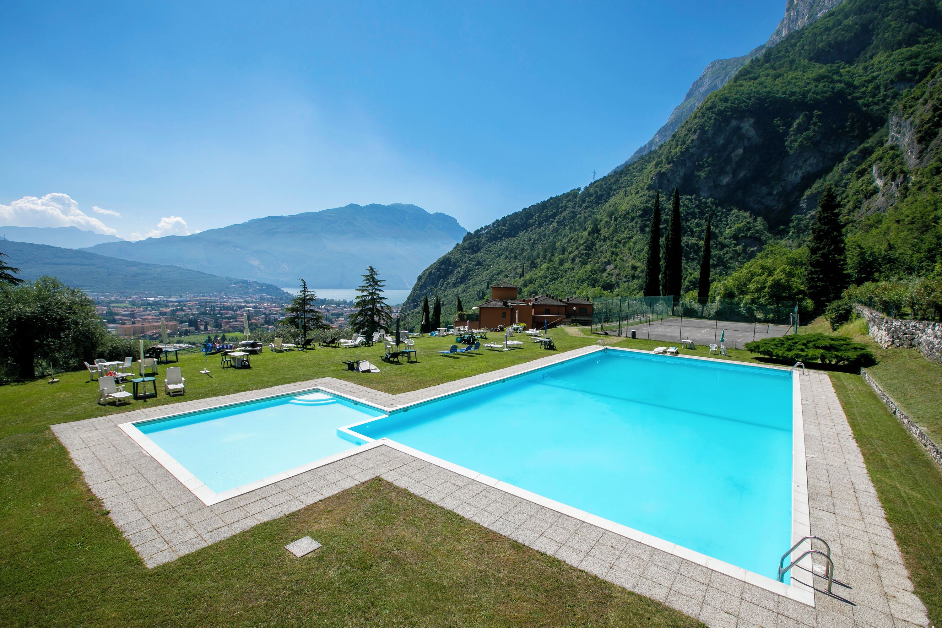 Apartamento familiar, varias habitaciones, junto a la montaña (Casa Scott) | Piscina | Una piscina al aire libre de temporada