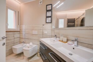 Familienapartment, Mehrere Schlafzimmer, Bergseite (Casa Scott) | Badezimmer