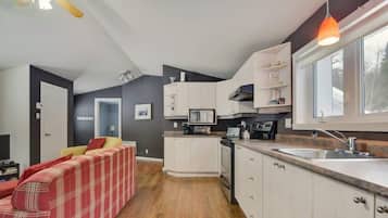 Réfrigérateur, surface de cuisson, grille-pain