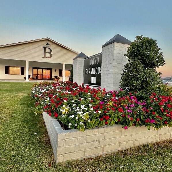 Exterior - Boyd Farmhouse Inn (DeWitt)